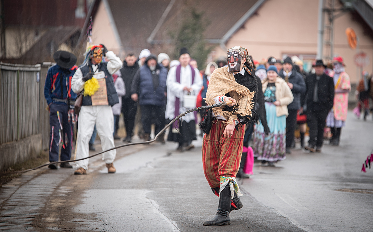 Jókedvvel, mulatással dugták el a Marost 